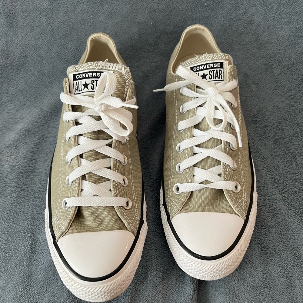 Converse Low Tops Sage Green. Excellent condition Men’s 7.5/ Women’s 9.5.